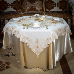 Nappe de table en PERLES, blanche avec motif en fleurs et sous-nappe dorée - Nappe carrée 130x130 cm, sous-nappe ronde 220 cm