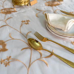 Nappe de table tulle, Blanche motif fleurs d'orées - Ronde 180 cm, sous-nappe 220 cm avec 8 serviettes