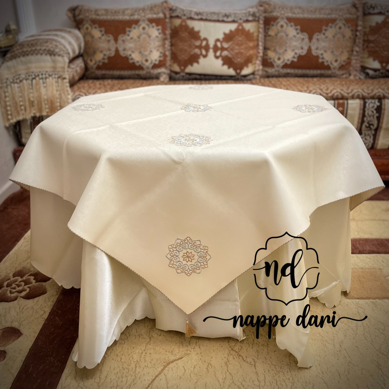 Nappe de table Simili Cuir, couleur beige motif brodé en SKALLI - Nappe carrée 140 x 140 cm et sous-nappe ronde 220 cm